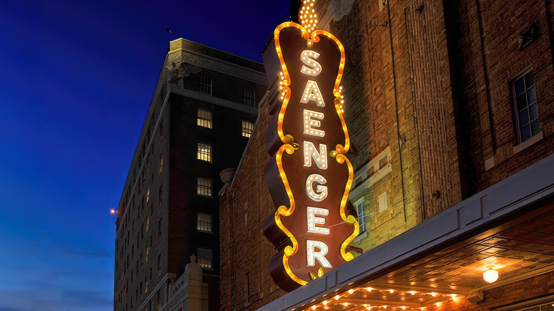 Exterior photo of the Saenger Theater in Hattiesburg at night